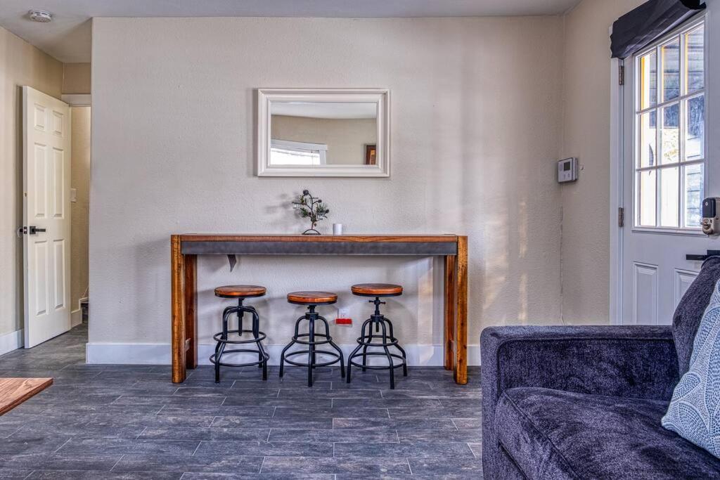 Holiday home 4br Victorian Walk To Uc Davis & Shriner Med Cen Sacramento