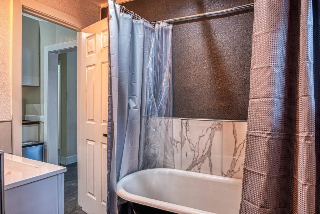 4br Victorian Walk To Uc Davis & Shriner Med Cen Sacramento