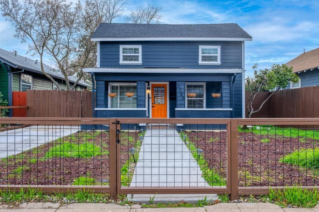 Holiday home 4br Victorian Walk To Uc Davis & Shriner Med Cen Sacramento