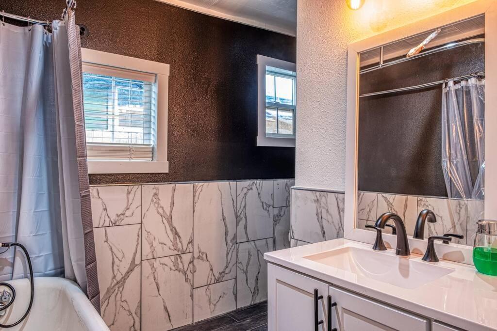 Holiday home 4br Victorian Walk To Uc Davis & Shriner Med Cen Sacramento